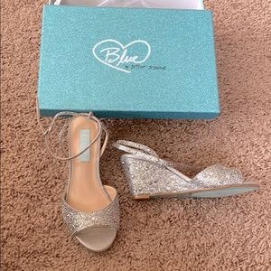 NIB Blue by Betsy Johnson Sparkly Silver Wedge 5